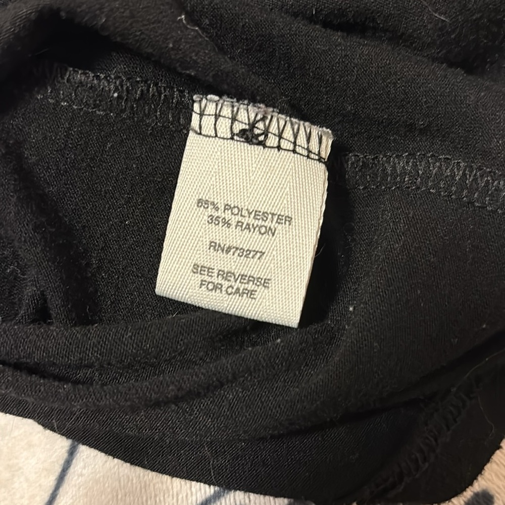 women’s mudd black crewneck t shirt - Picture 3 of 3